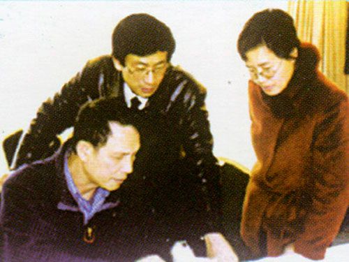 在座談會上華裔、南非客商通過攝像機交流